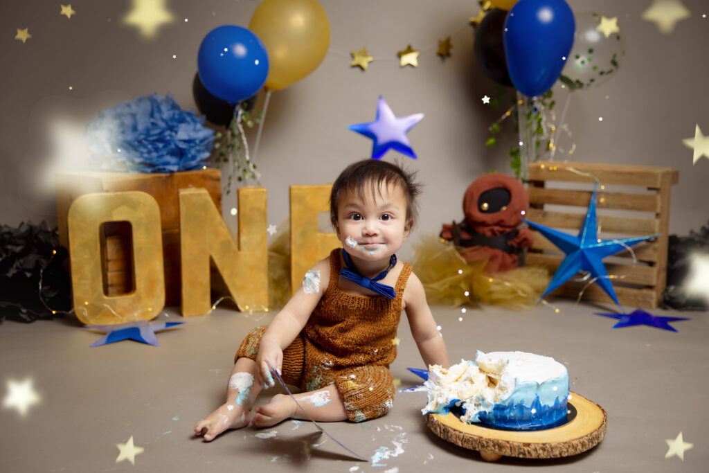 cake smash photoshoot for a birthday boy